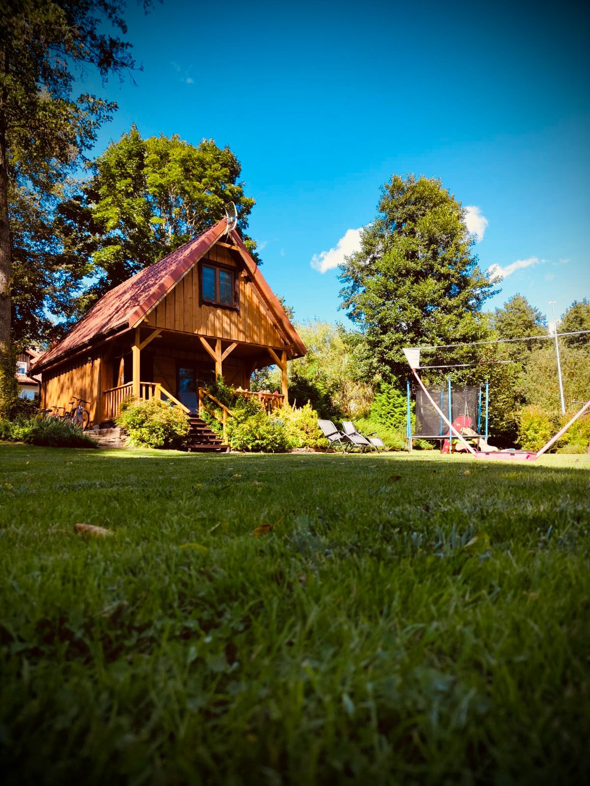 Drewniany domek letniskowy w Tumianach z ogrodem i trampoliną